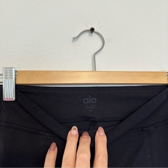 ALO Yoga Airbrush High-Waist Flutter Leggings Front Slit Black Size XS Women’s - Picture 10 of 12